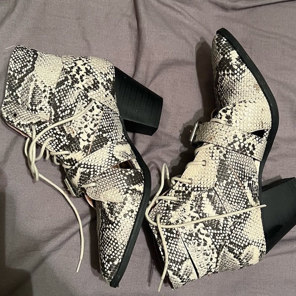 Qupid (Miss Lola) Snakeskin Booties Size 8.5 - Picture 4 of 5